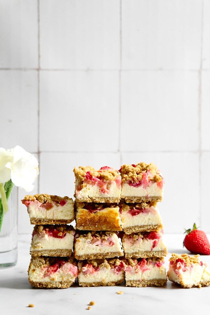 Strawberry Rhubarb Crumble Cheesecake