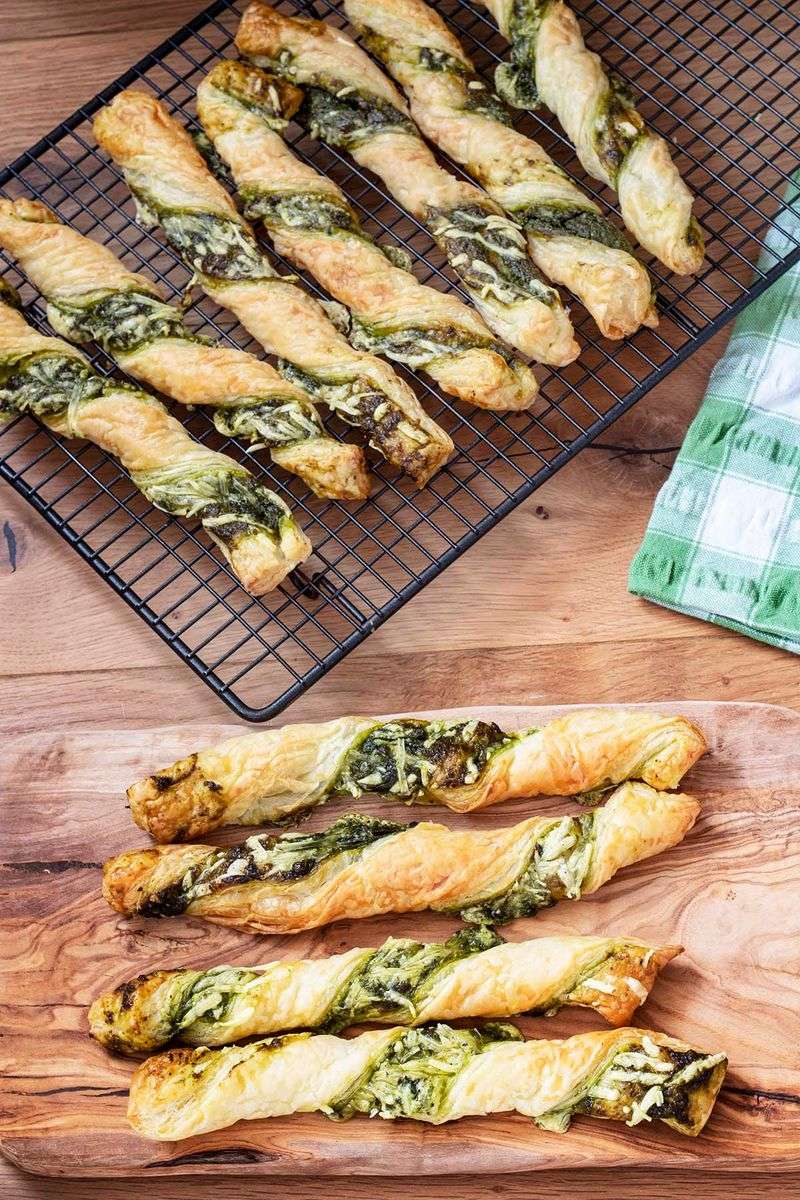 Cheesy Spinach Puff Pastry Twists