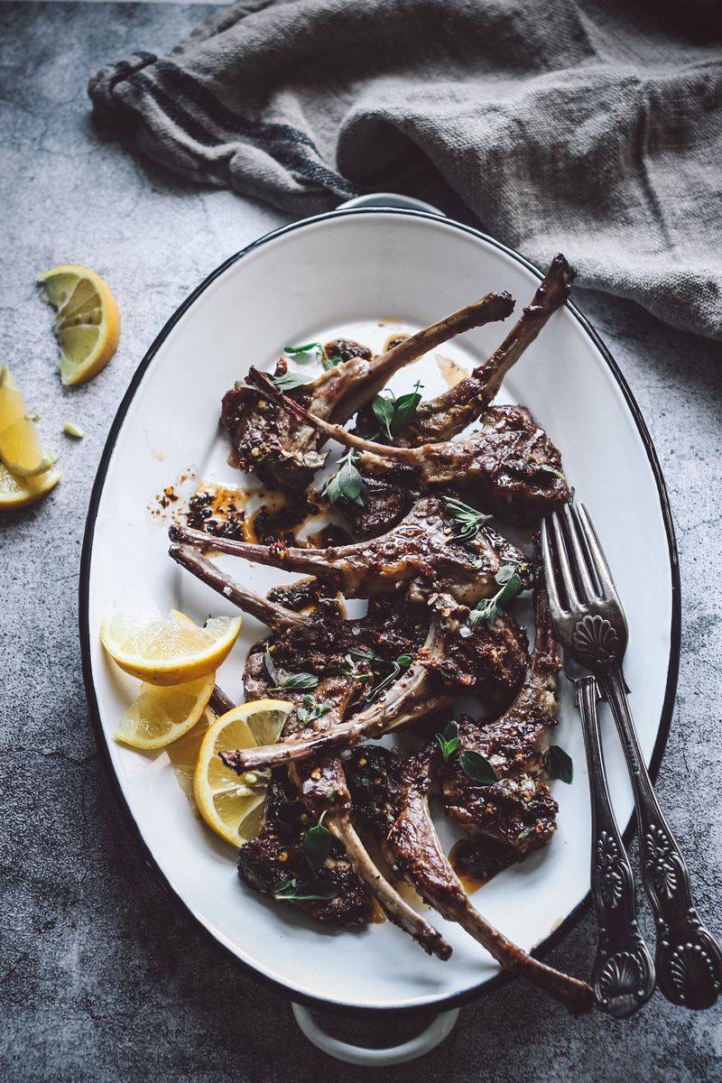 Grilled lamb chops with lemon and oregano