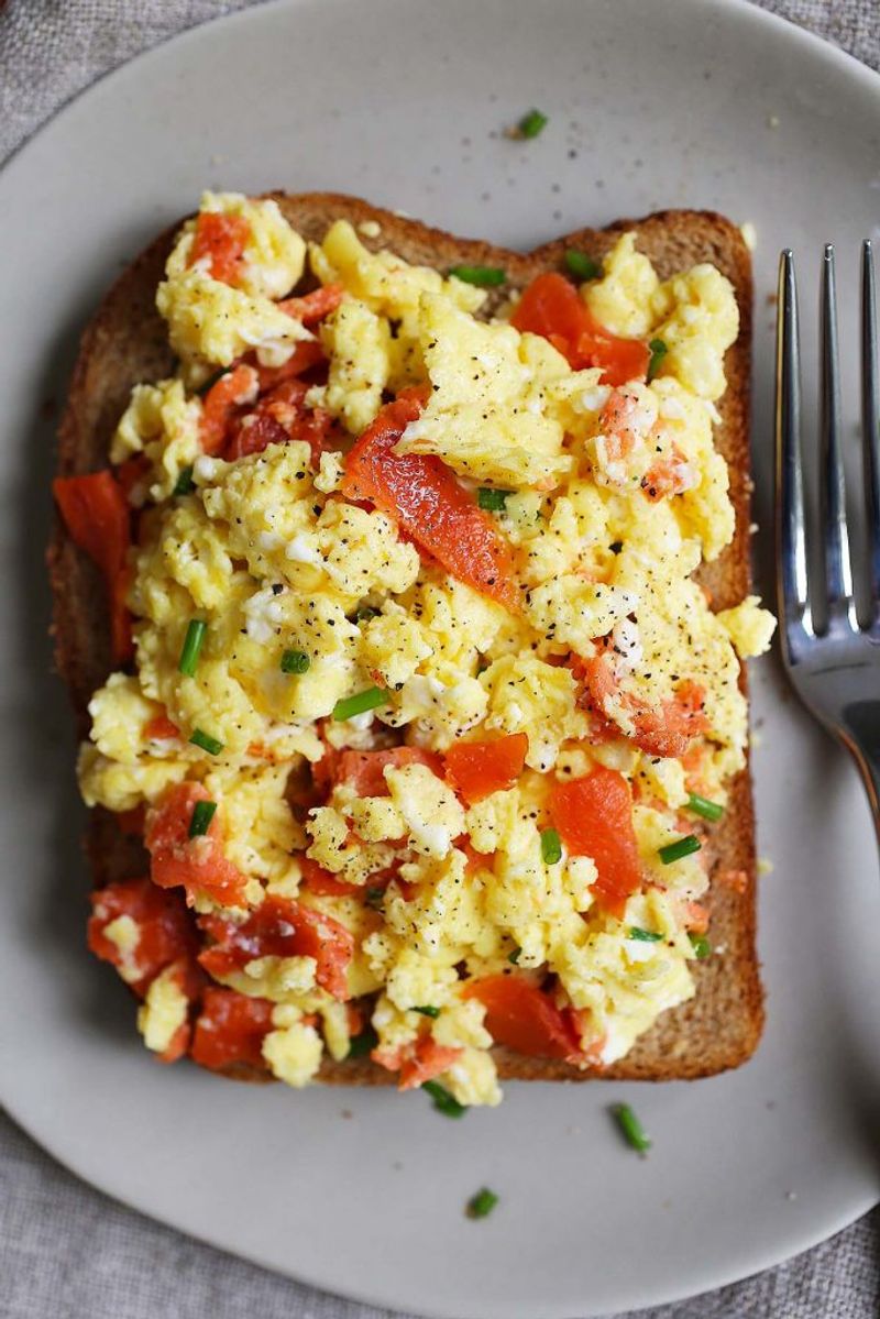 Scrambled eggs with smoked salmon and chives