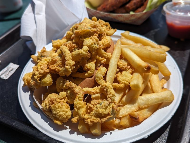 JT Farnham's: Scenic Views and Spectacular Clams