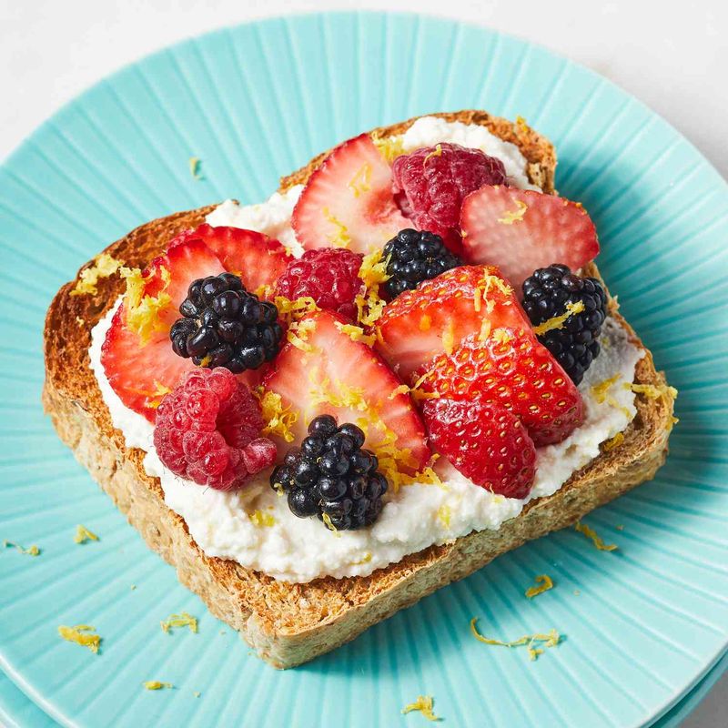 Toast with ricotta and berries