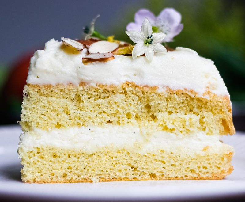Almond sponge cake with citrus