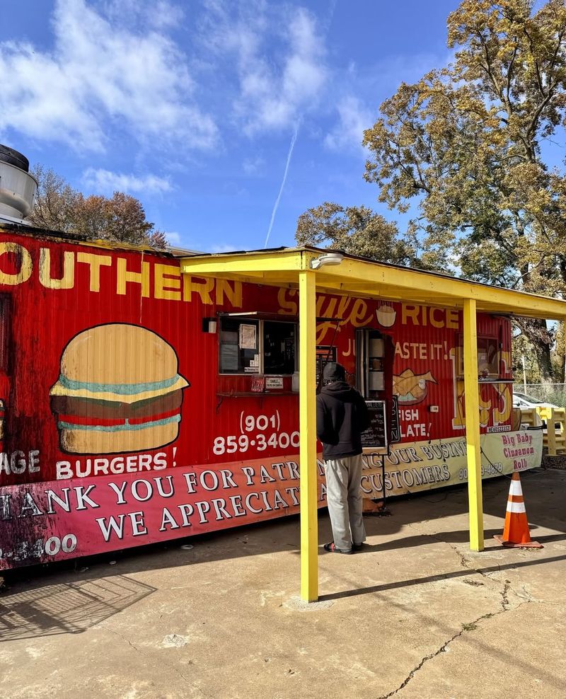 Gus's World Famous Fried Chicken... wait, barbecue? Skip this; replace with Payne's Bar-B-Q - Memphis