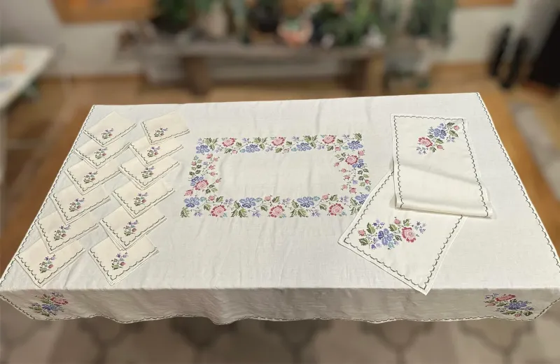 Starched tablecloths and cloth napkins