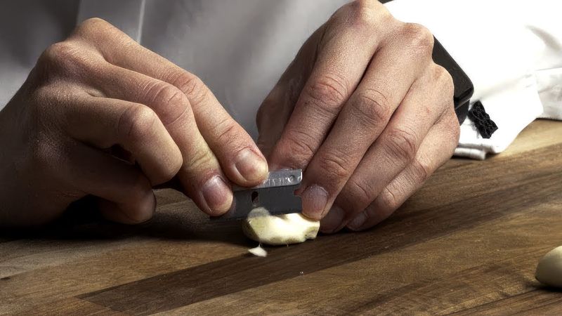 “Goodfellas” garlic-slicing pasta sauce (Goodfellas)