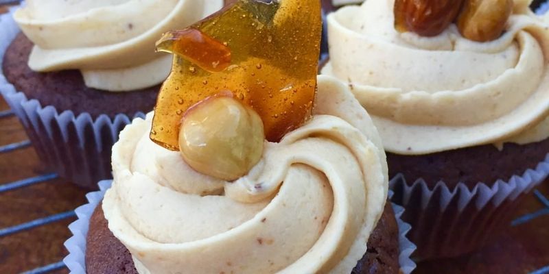 Hazelnut Praline Crunch Cupcakes