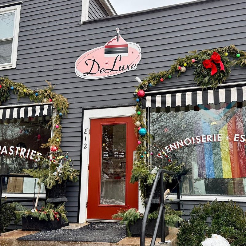 Deluxe Cakes & Pastries (Iowa City)