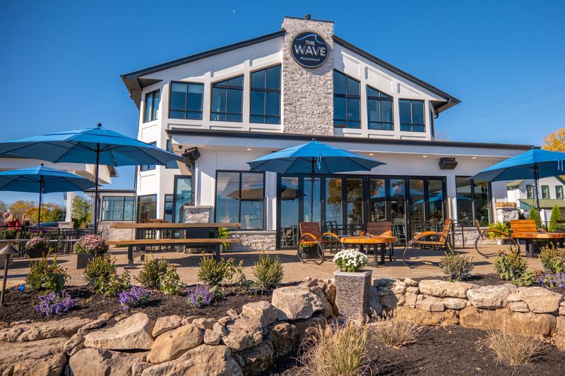 Wave Lakeside Dining, Lakeside Marblehead