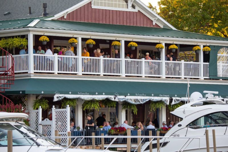 Chez Fran&ccedil;ois, Vermilion