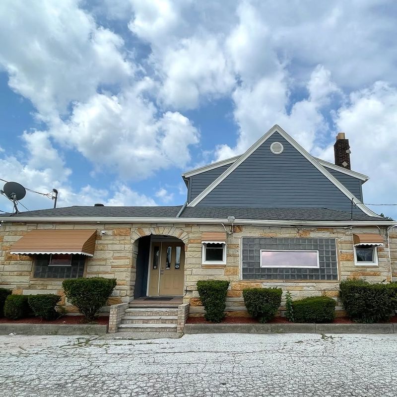 Mutt & Jeff’s Restaurant and Bar, Lorain