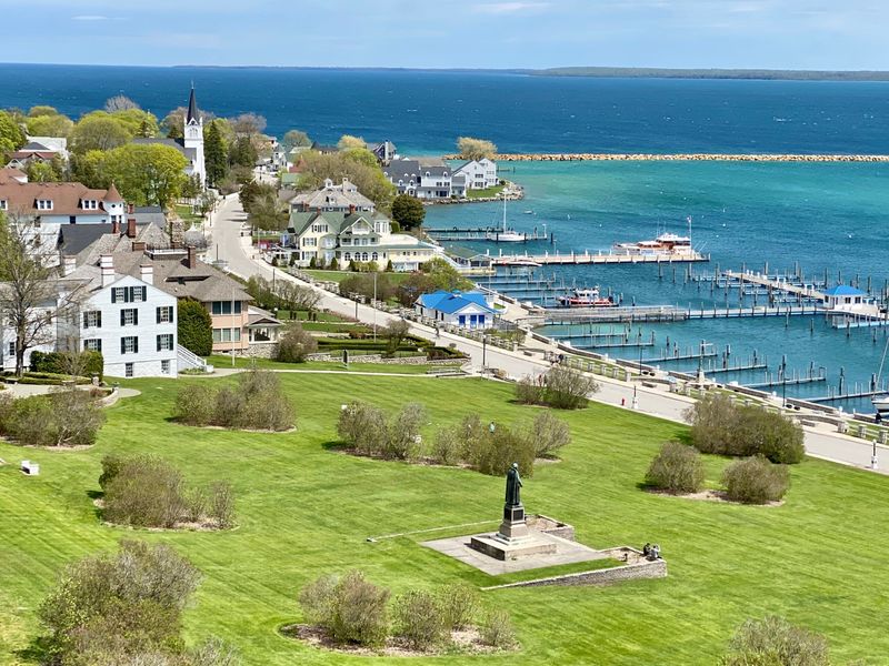 Exploring the Mackinaw Historic District Green Spaces