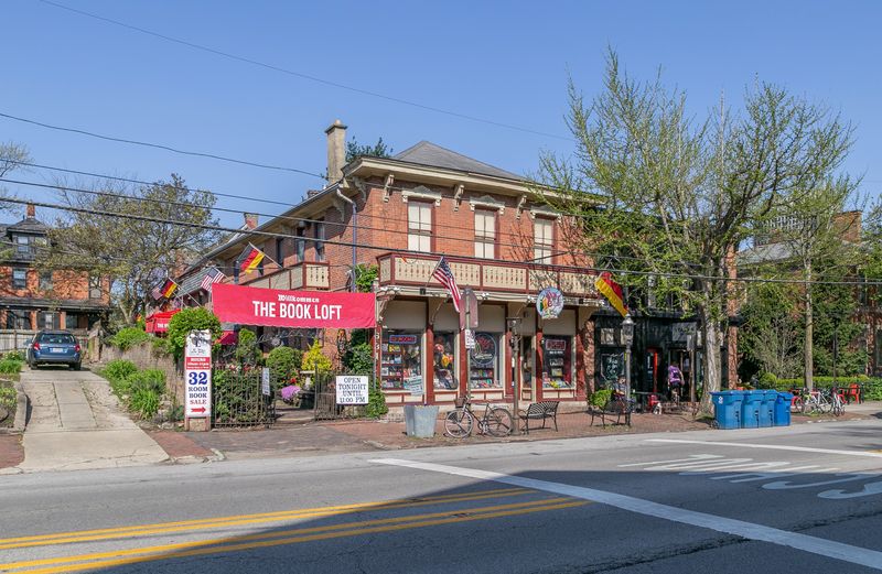 A Labyrinth of 32 Rooms