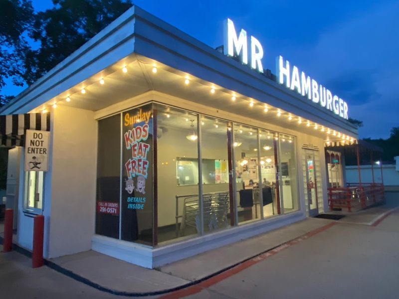 Location and Hours That Work for Road Trippers