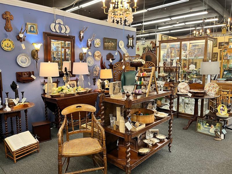 Over 200 Dealers Under One Roof