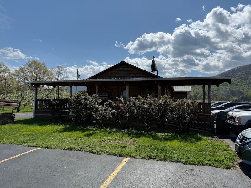 Where to Find Carver's Applehouse Restaurant Near the Smokies