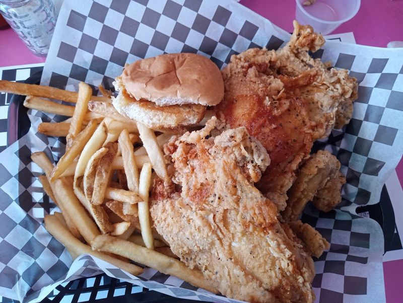 The Fried Chicken and Chili That Keep Regulars Coming Back