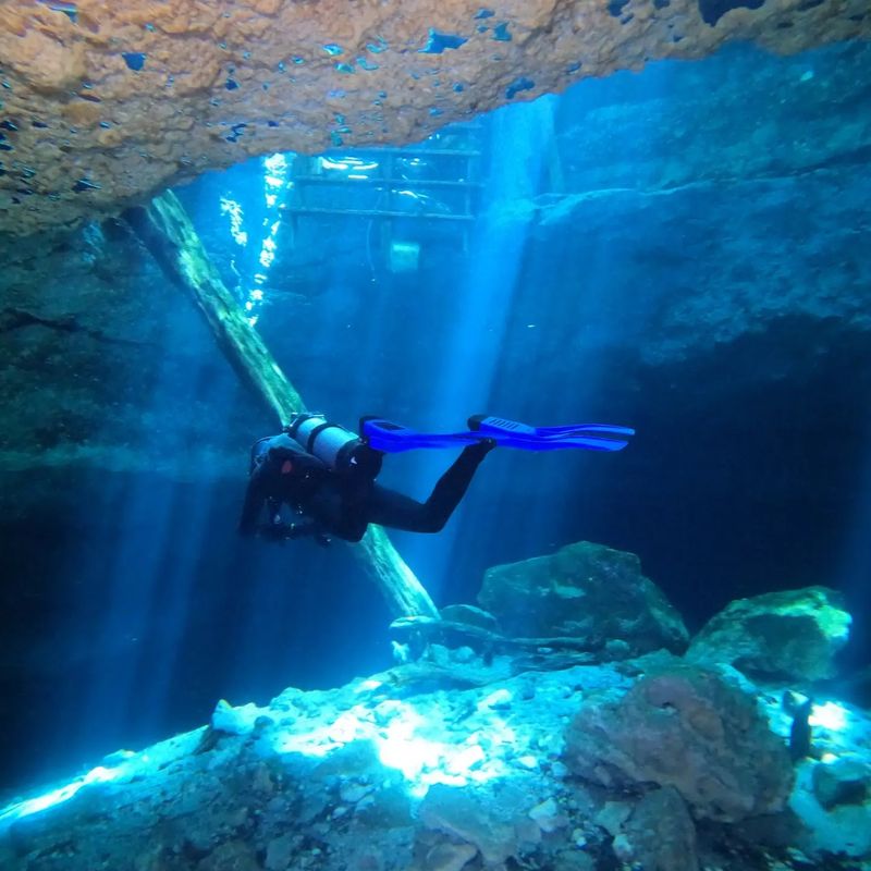 What Makes Paradise Springs Look Like a Blue Grotto