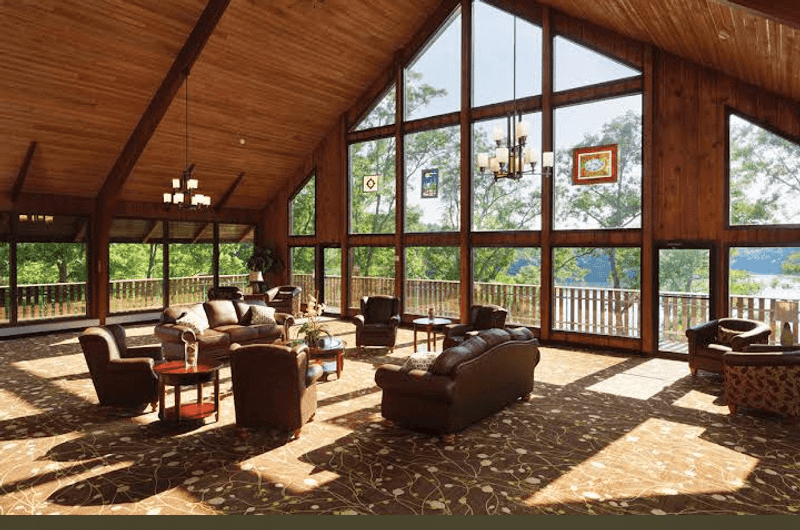 Cozy Burr Oak Lodge