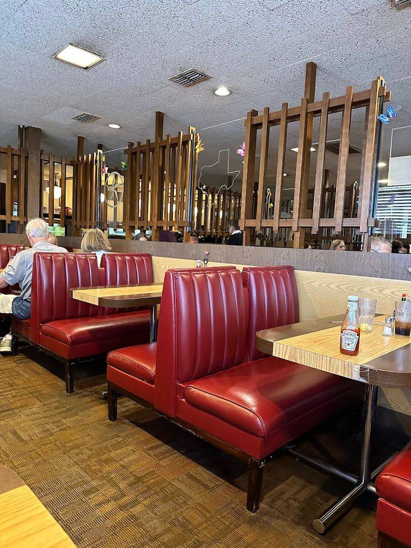 Retro Atmosphere That's Actually Clean and Comfortable