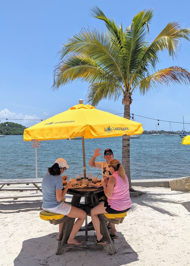 Casual Service That Matches the Barefoot Atmosphere