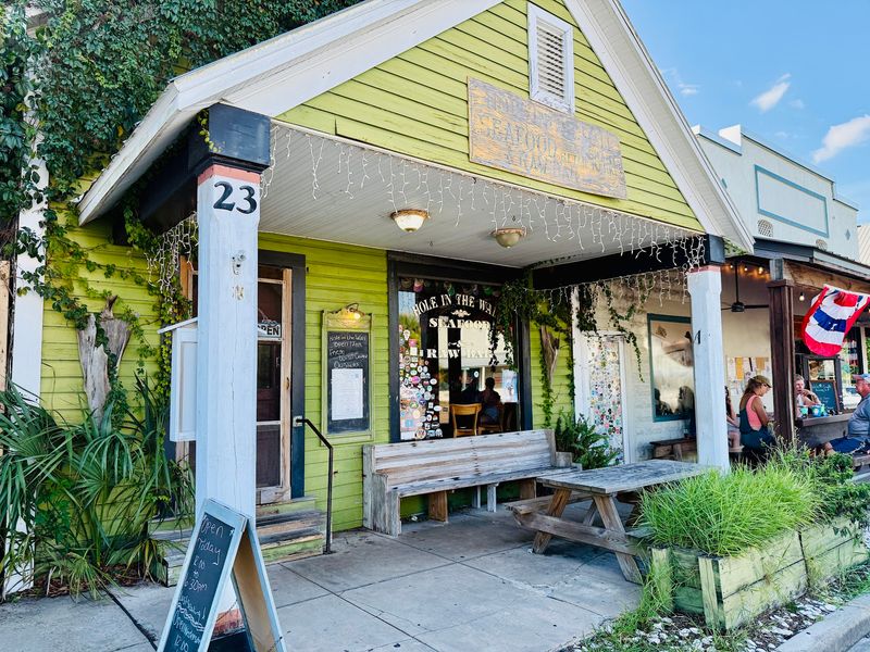 Hole In The Wall Oyster Bar (Apalachicola)