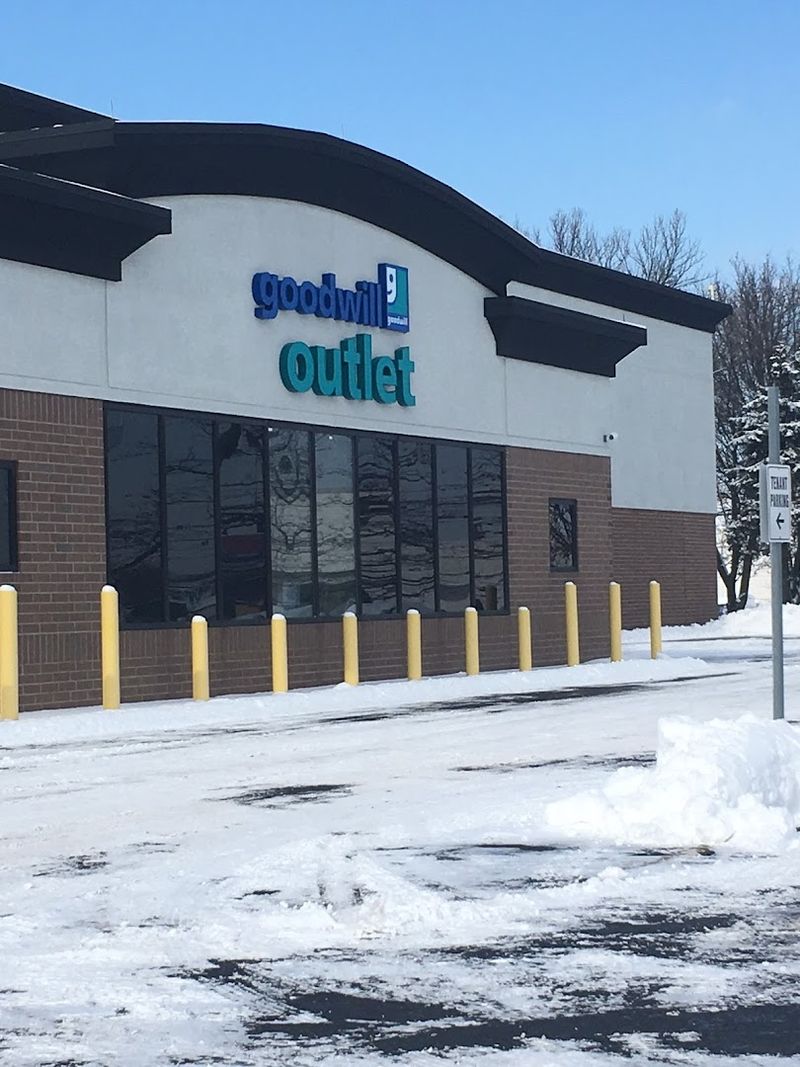 Goodwill Outlet (The Bins), Columbus