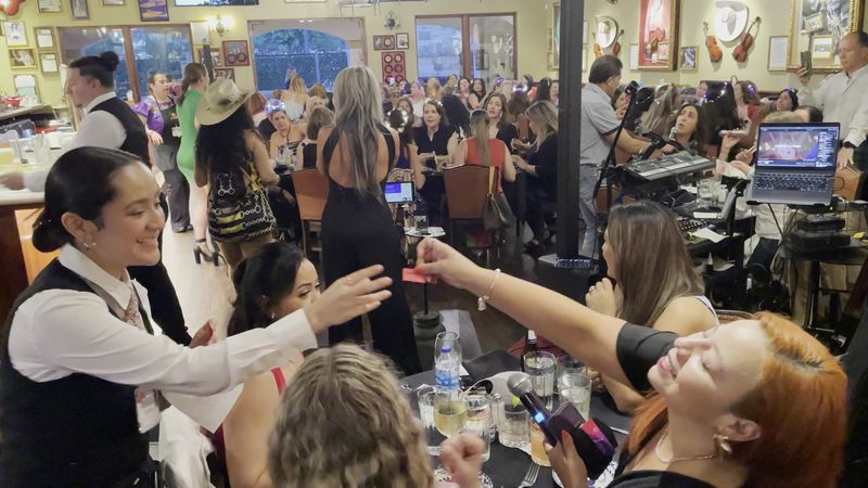 Live Music, Decor, and Atmosphere