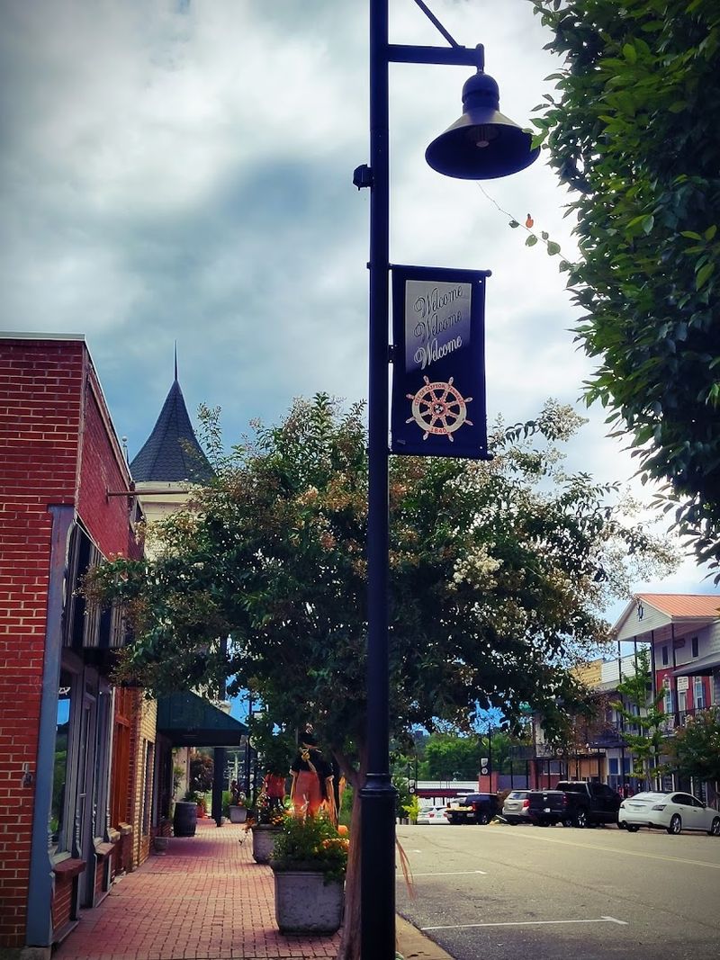 This Tennessee Town Balances Scenic Beauty With A True Sense Of Home