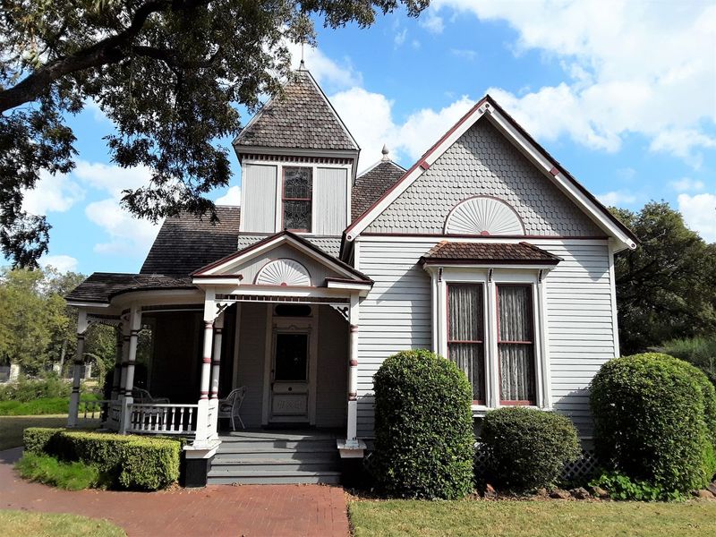 Victorian House That Tells Stories of Frontier Elegance