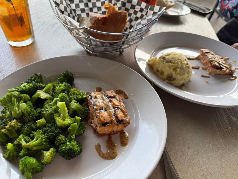 Fresh Seafood and Crowd-Favorite Dishes