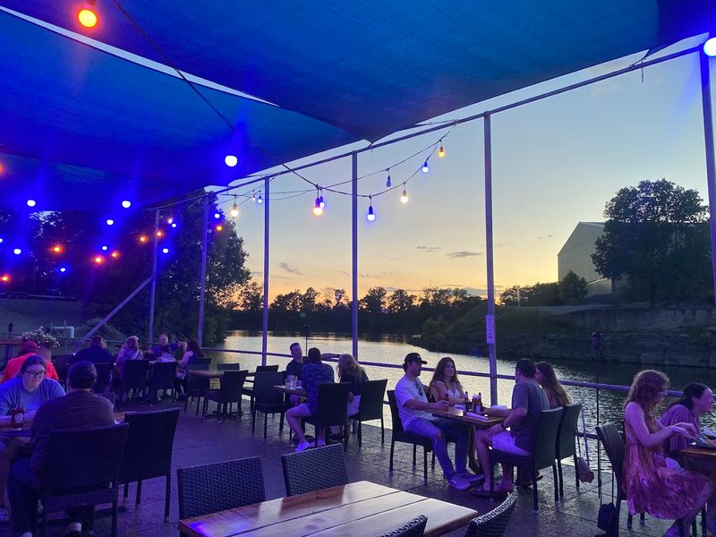 Blue Moon Waterfront Grille &mdash; Nashville