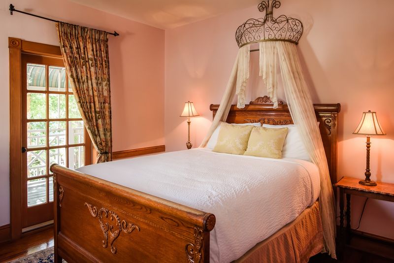 Rooms That Mix Antique Charm With Real Comfort