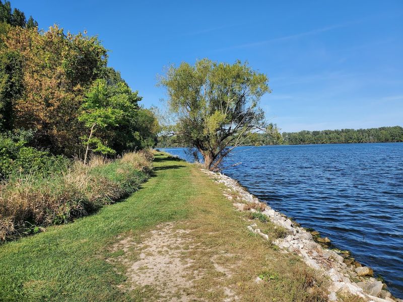 Easy Lakeside Hiking Trails