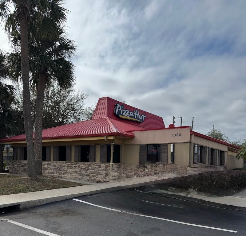 This Rare Florida Pizza Hut Still Offers the Full Dine-In Throwback Experience