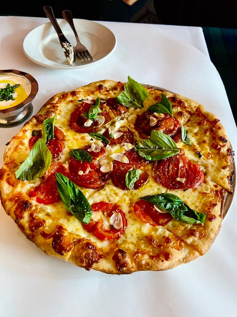 The Tavern-Style Pizza That Earns Every Compliment