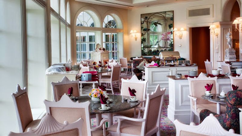 A Victorian Setting That Captures Old-World Elegance