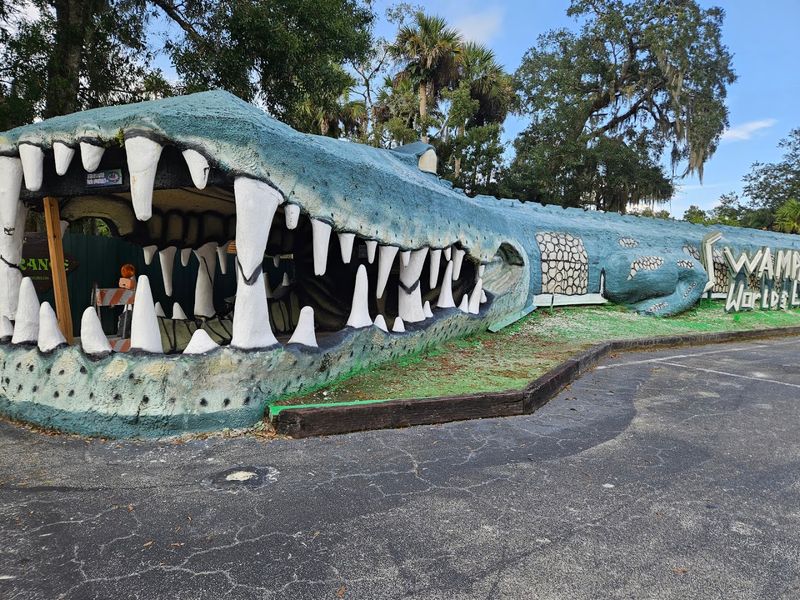 Swampy the Alligator at Jungle Adventures (Christmas)