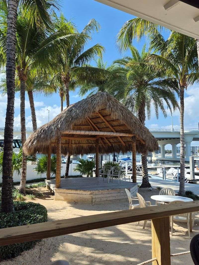 Tropical Tiki Bar Atmosphere and Decor
