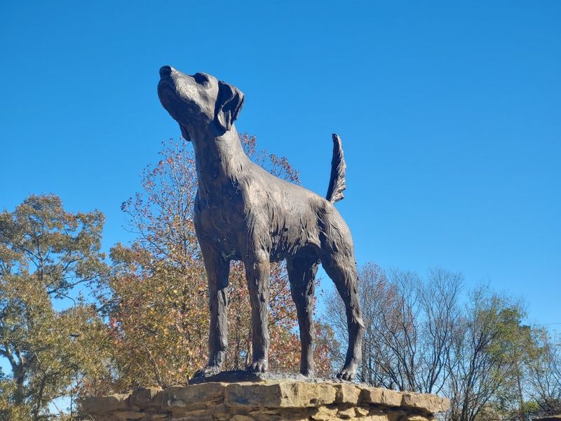 Statues and Exhibits Dedicated to Iconic Hunting Dogs