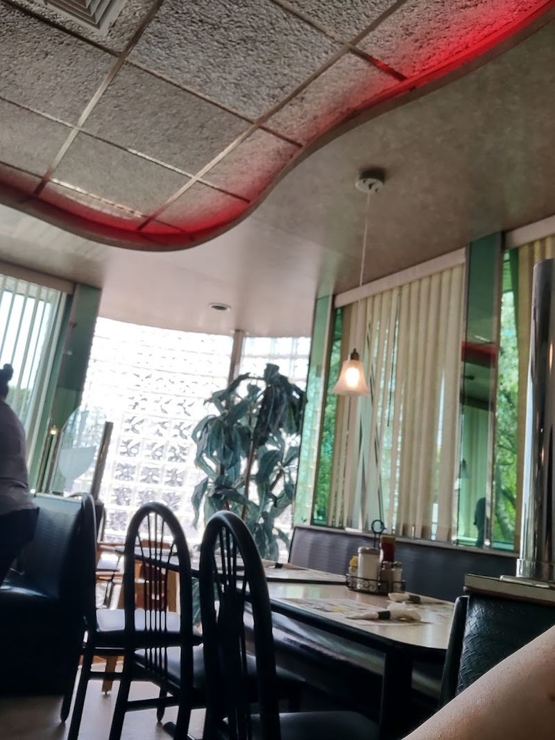The atmosphere keeps that old-school diner spirit alive