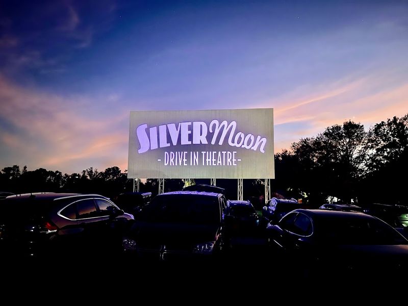 This Florida Drive-In Theater Is All Popcorn, Headlights, And Pure Summertime Nostalgia