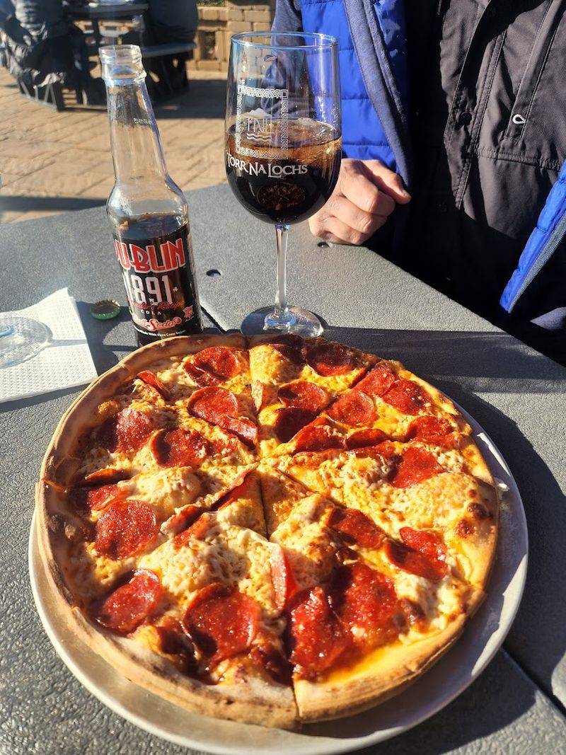 Stone-Fired Pizzas That Compete With the Wine for Attention