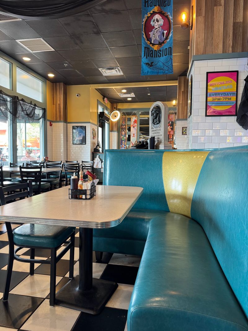 Retro Diner Vibes With a Lakeside View
