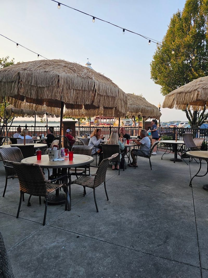 The Cove Bay-Side Restaurant & Tavern (Erie)