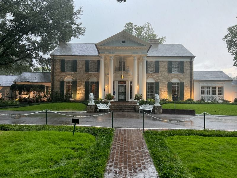 Twilight Mansion Tour With Holiday Lights