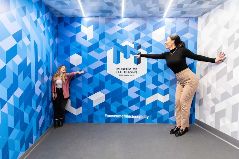 Ames Room: Giant And Tiny In One Shot