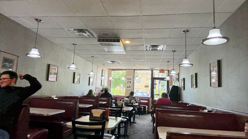 That Cozy Old School Diner Vibe