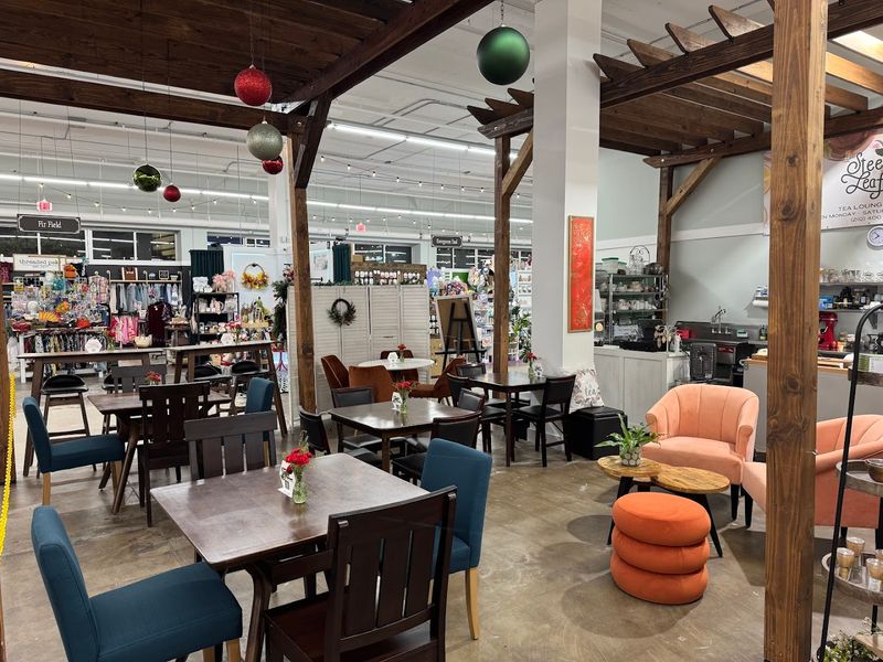 Cozy Cafe for Shopping Breaks and Tea Lovers