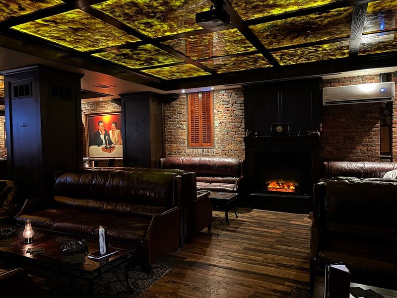 A 1920s-Inspired Speakeasy Atmosphere